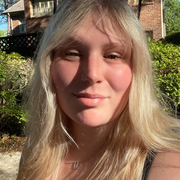 MEET YOUR POSHER | Elise Caitlyn - Picture 2 of 2